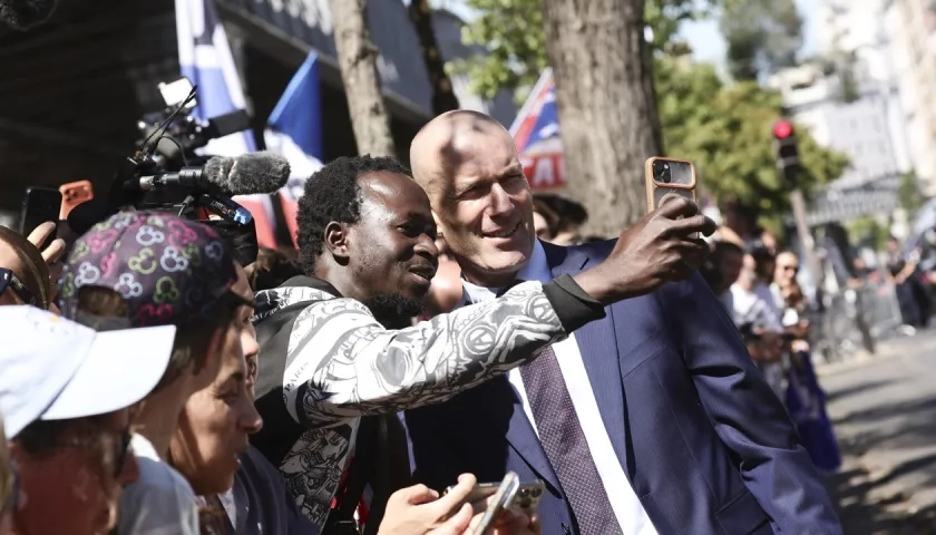 Zinedine Zidane comparte con aficionados en su presentación como nuevo seleccionador de Francia.