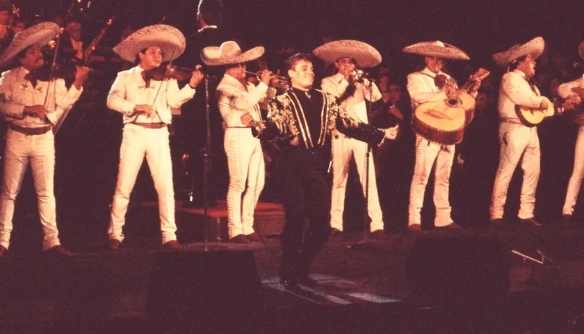 Juan Gabriel durante una escena de la película 'Juan Gabriel: Mi primer bellas artes' proyectada hoy. 