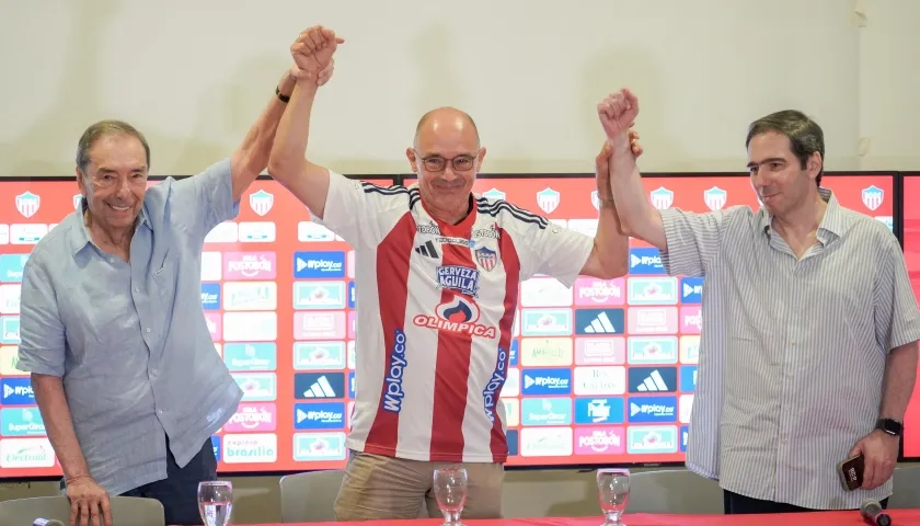 Antonio Char y Fuad Char durante la presentacion, hace un año, de Alfredo Arias como técnico del Junior. 