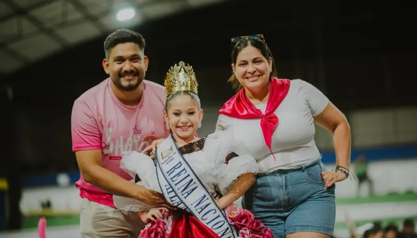 Shayoo Geraldino Cantillo junto a sus padres tras recibir la corona. 