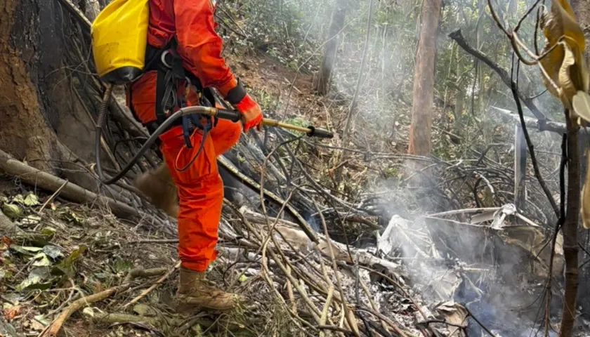 Bomberos en el lugar del accidente. 