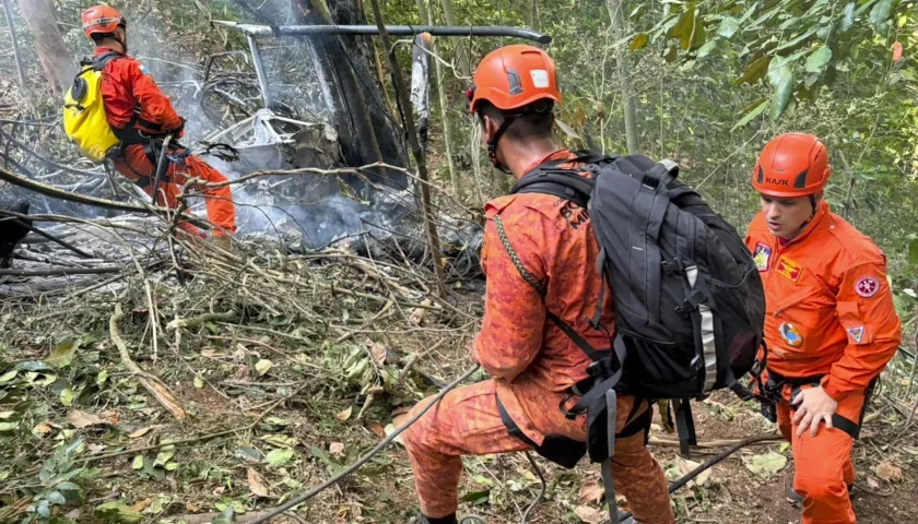 Bomberos trabajan en el lugar donde ocurrió el accidente.