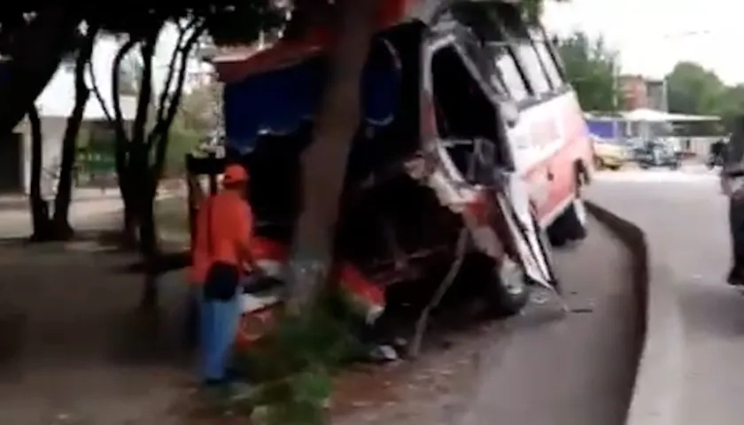 La buseta colisionó al final con un árbol. 