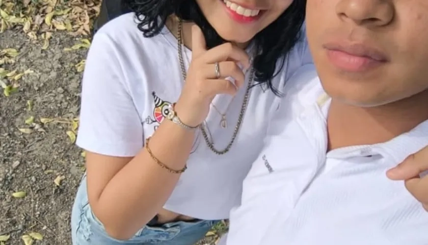 Eder Gonzales Herrera, de 17 años, y su hermanita de 13. 
