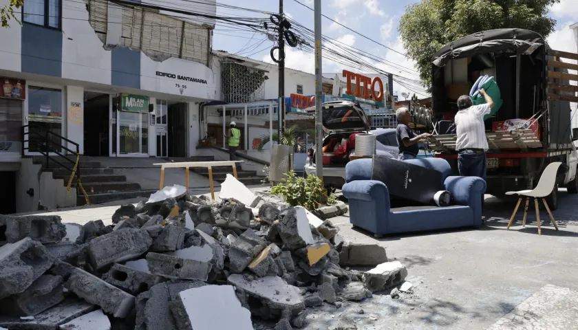 Afectados por el terremoto del pasado lunes sacan sus pertenencias de las viviendas en Manizales.