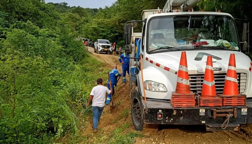 Operarios de Air-e trabajando para restablecer el servicio.