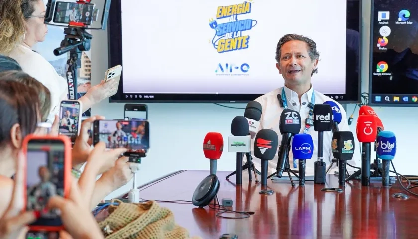 El agente interventor de Air-e, Jaime Mesa Buitrago, durante la rueda de prensa de este lunes. 
