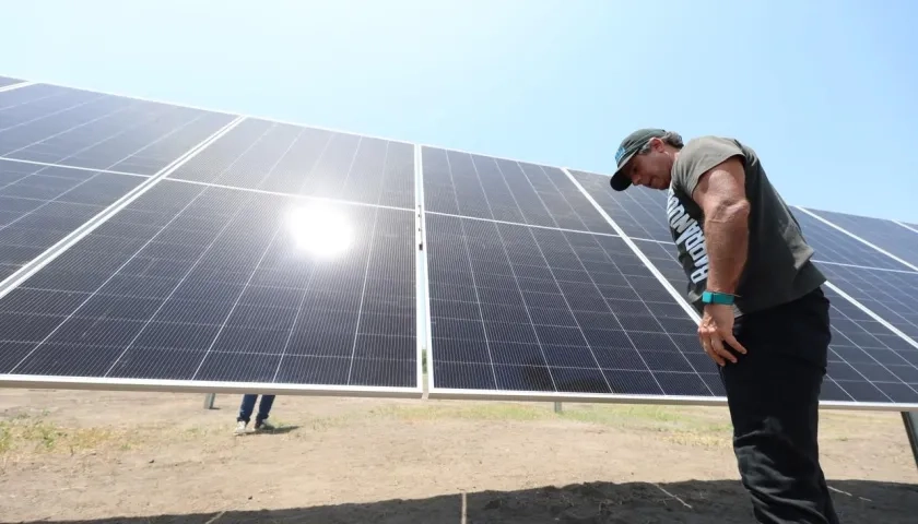 El alcalde Alejandro Char en el avance de la construcción de la granja solar. 