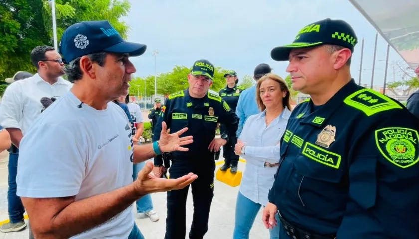 El alcalde Alejandro Char con el Mayor General Norberto Mujica. 
