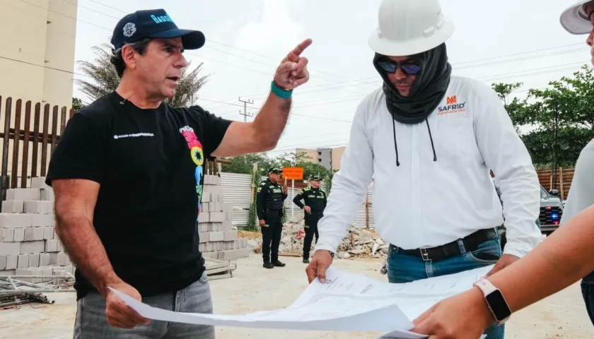 El alcalde Alejandro Char supervisando las obras de la Estación de Policía de Caribe Verde. 