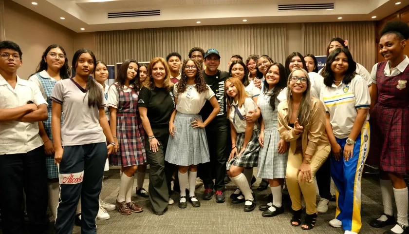 El Alcalde Alex Char con varios estudiantes.