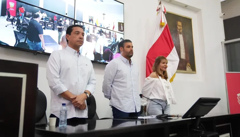Imagen de la sesión extraordinaria y de la mesa directiva de la Asamblea.