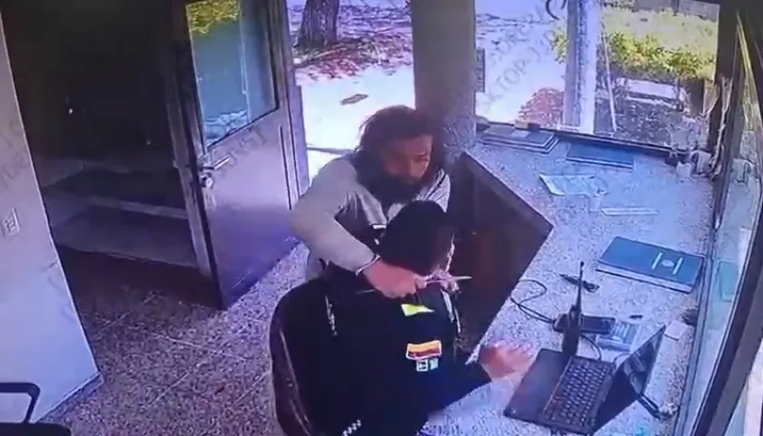 Momento en que el sospechoso atacó al uniformado. 