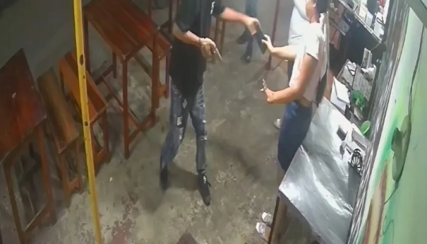 Atraco en establecimiento comercial de Los Almendros.