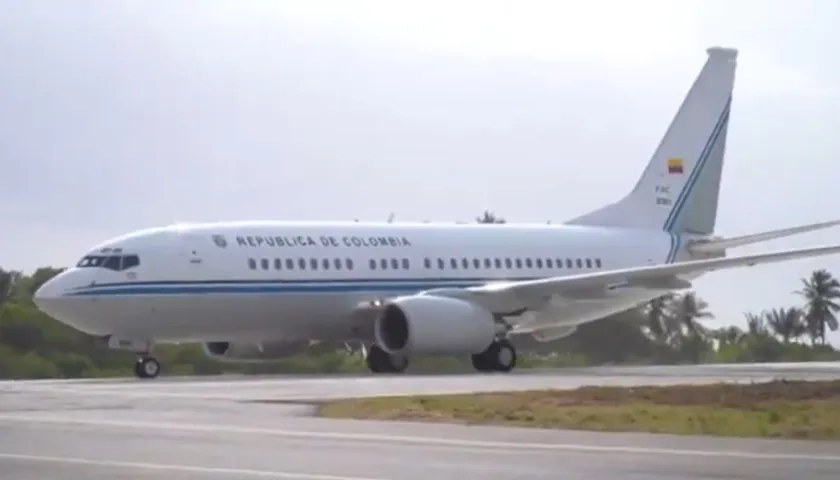 Momento del aterrizaje del avión presidencial.