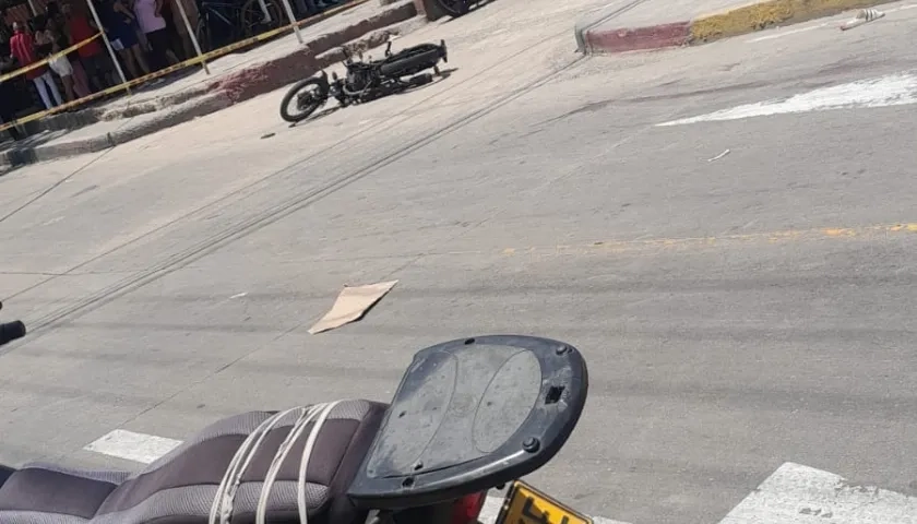 La motocicleta en la que se movilizaba los supuestos delincuentes quedó tendida en el lugar. 