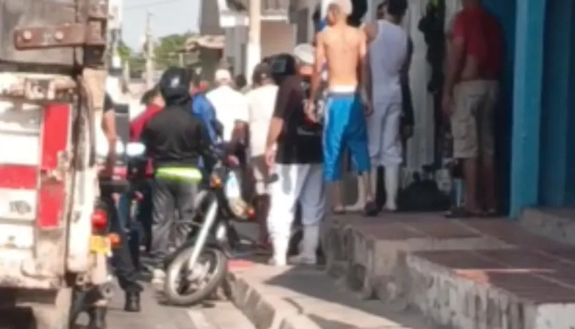 Momento en que personas auxilian a la persona baleada. 