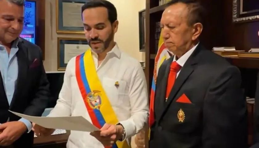 El Presidente electo Abelardo De La Espriella con la banda presidencial.