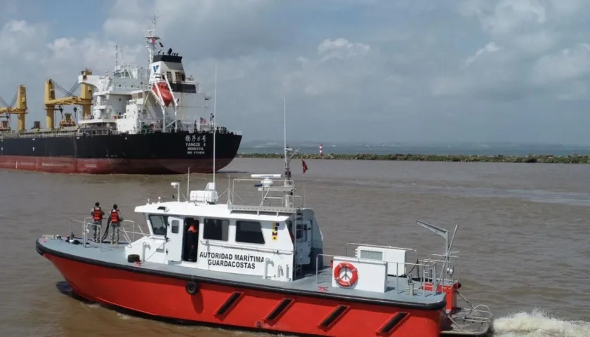 Un buque ingresando al canal del acceso del puerto de Barranquilla. 