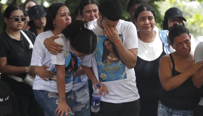 Familiares de Yenci Lorena Restrepo, una de las victimas del terremoto.