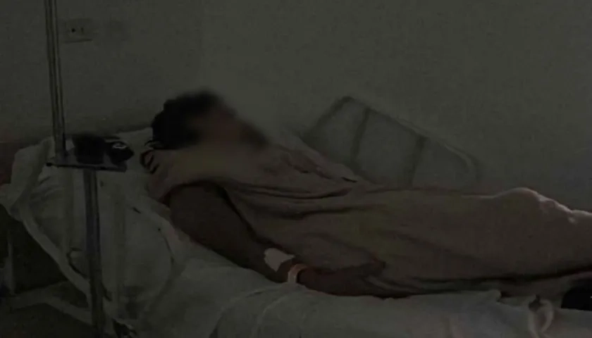 Joven que presenta la fractura en su húmero izquierdo. 
