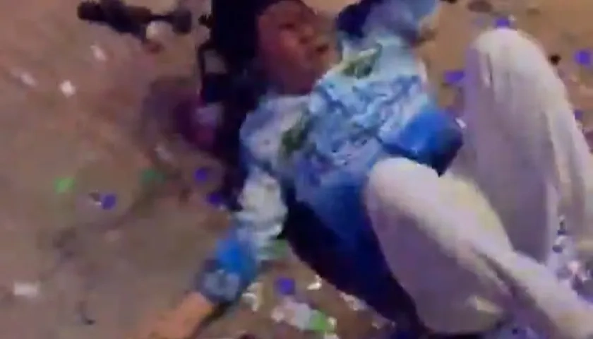 Momento de la caída del cantante Churo Díaz.