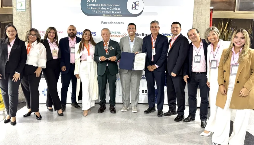 Directivos y miembros del equipo médico y administrativo que participaron en el proceso de postulación del premio. 