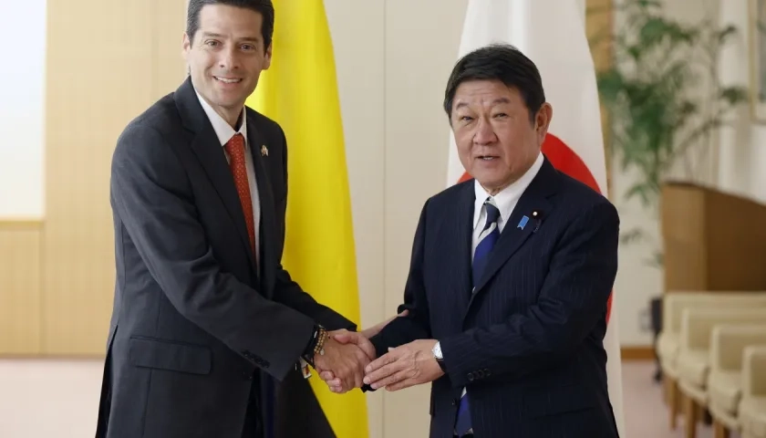 El Ministro de Comercio, Industria y Turismo, Mauricio Gómez Amín, y el Ministro de Asuntos Exteriores de Japón, Toshimitsu Motegi.