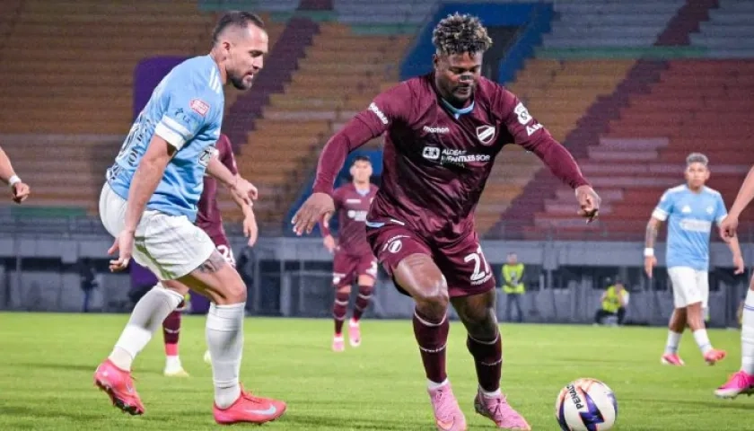 Dairon Asprilla en una jugada del partido