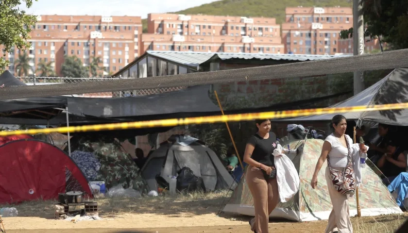 Personas esperan en carpas este jueves, junto al edificio Reserva de Meléndez, en Cali.