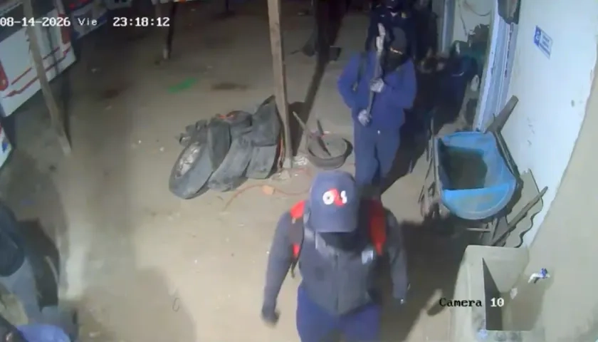 Los delincuentes dentro de las instalaciones de la empresa. 