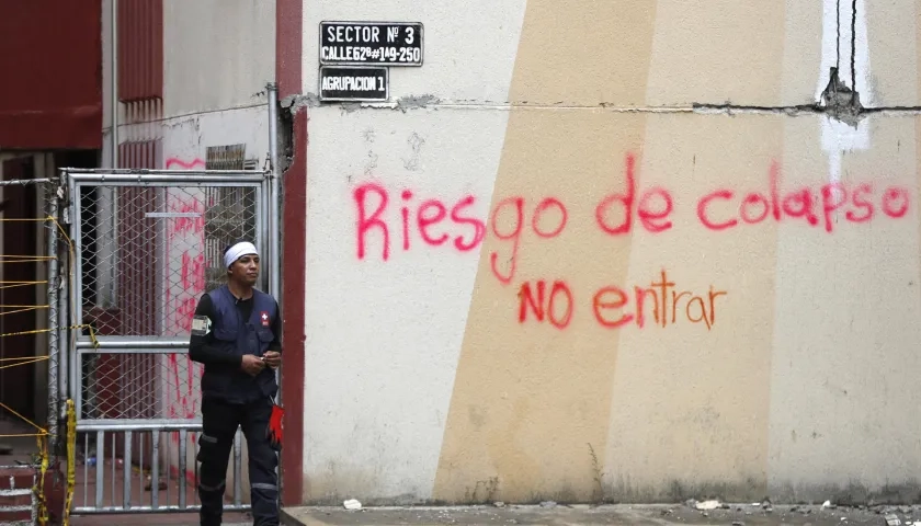 Edificio con daños estructurales después del terremoto.