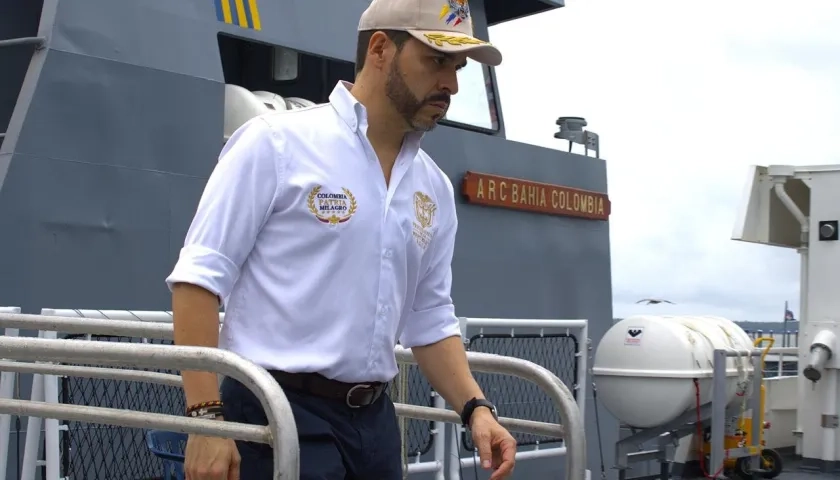 El Presidente Abelardo De La Espriella bajando de un buque.