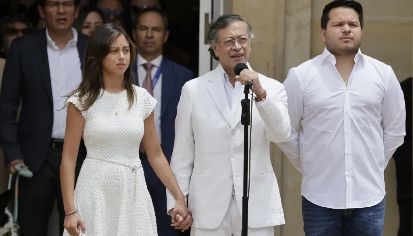 El Presidente saliente de Colombia, Gustavo Petro, saliendo de la Casa de Nariño.