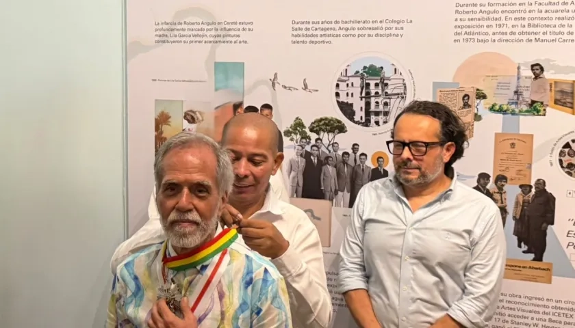 El acuarelista Roberto Angulo recibiendo la  ‘Medalla ciudad de Barranquilla’.