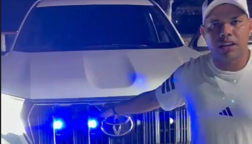 El concejal Alexis Castillo con su camioneta.