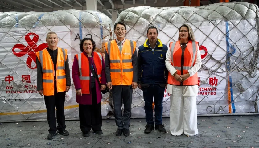 El embajador de China en Colombia, Zu Jingyang, entregando la ayuda humanitaria.