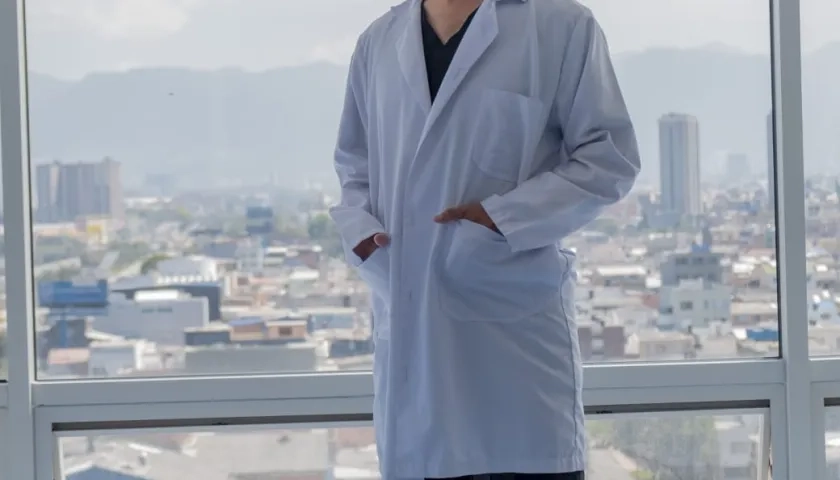 El médico Leonardo Herrera, jefe de cirugía general y autor del libro.