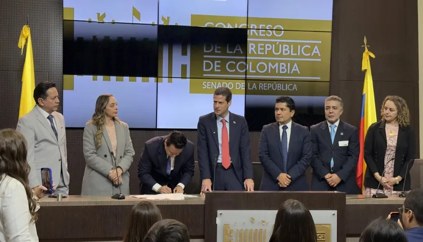 El ministro de Comercio, Mauricio Gómez, radicando el proyecto de ley.