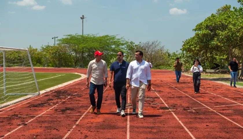 El rector en el recorrido por la pista atlética de la Universidad