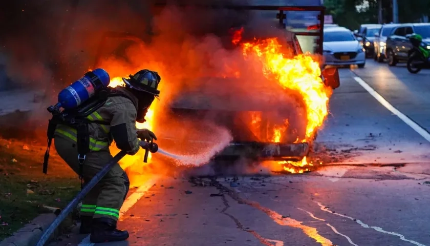 Los bomberos atendiendo la emergencia. 