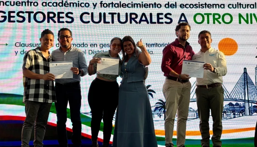 Entrega de diploma a los egresados del diplomado en Gestión cultural.