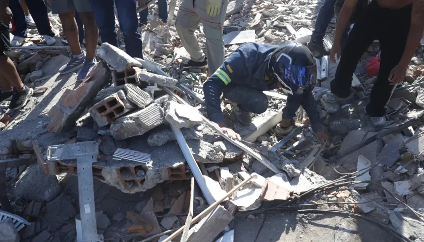 Escombros después del colpaso de un edificio en Cali.