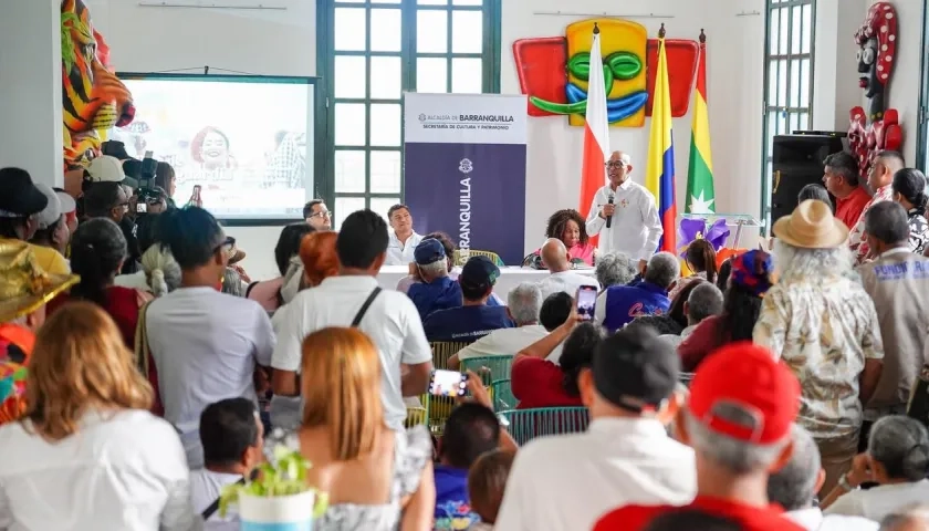 Explicación de la cartilla del Plan Especial de Salvaguardia por parte del director de Carnaval de Barranquilla S.A.S., Juan Ospino Acuña.