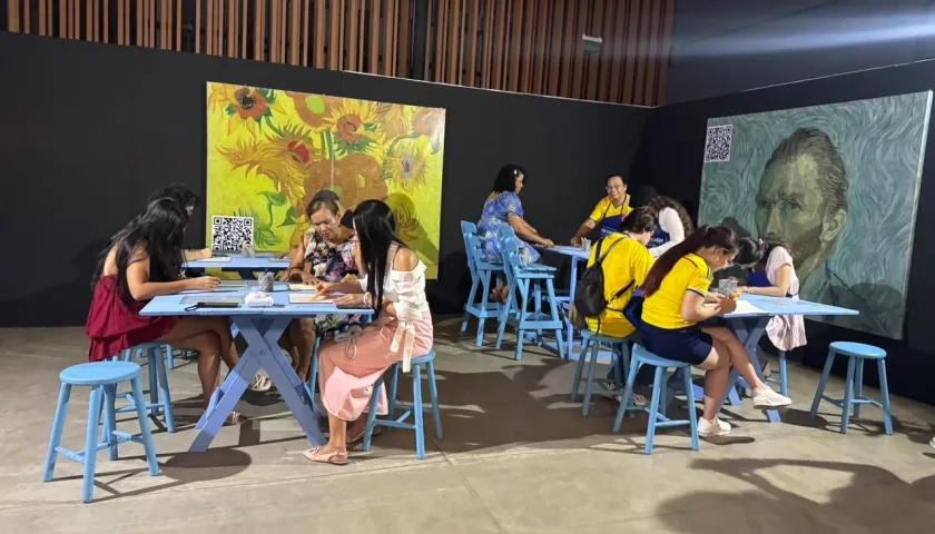  En la exposición VanGogh, los visitantes descubren 50 obras en nueve espacios temáticos ambientados.