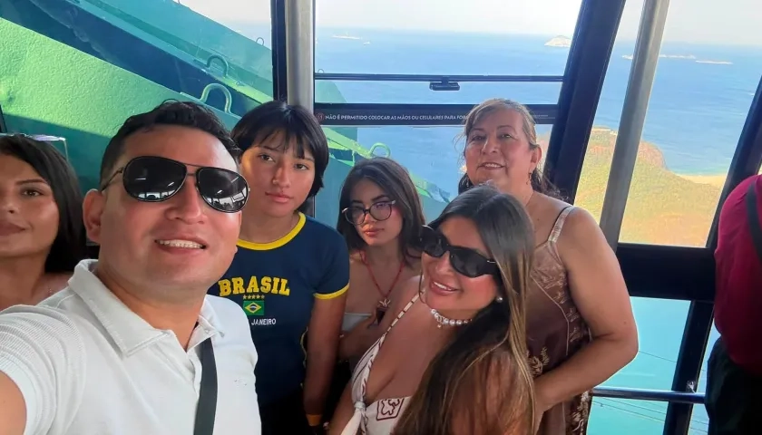 Víctor Manrique (gafas negras) escribió los familiares que perdió (las últimas tres mujeres de la derecha).