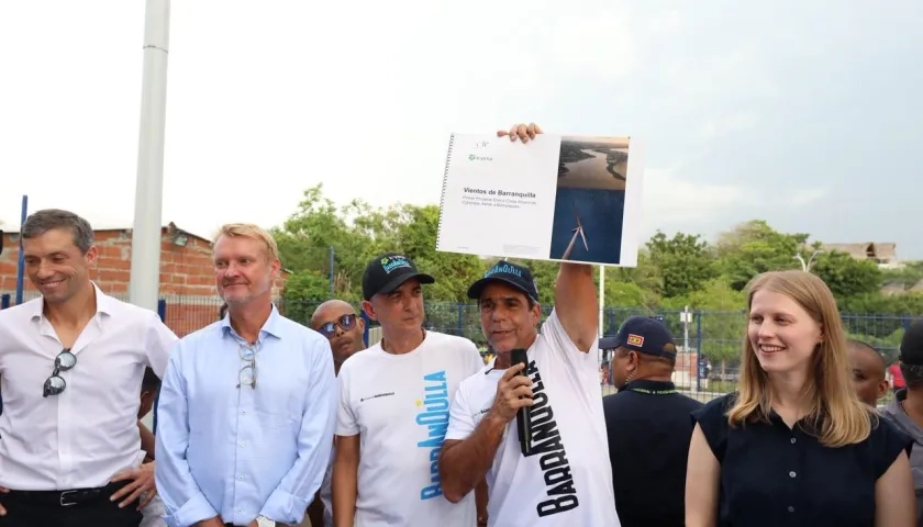 Firma de la alianza para iniciar el proyecto 'Vientos de Barranquilla'.