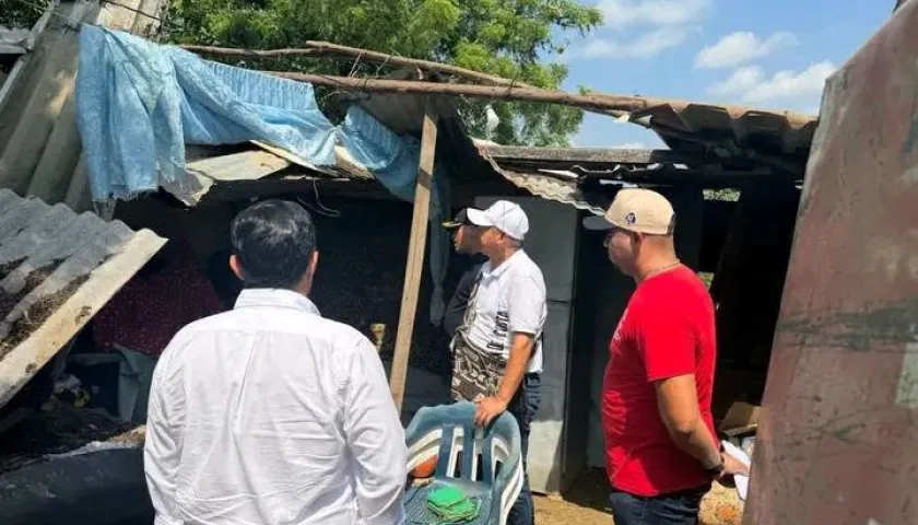 Funcionarios de la Oficina de Emergencias visitando las zonas afectadas.