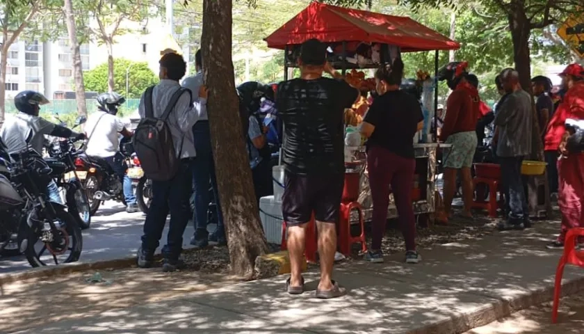 Personas aglomeradas en el sitio donde fue baleado el comerciante. 