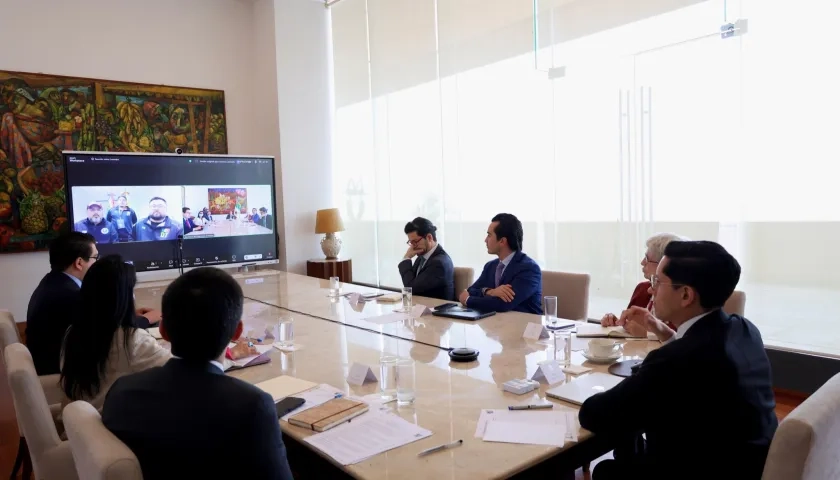 El secretario de Relaciones Exteriores, Roberto Velasco, durante una reunión con la Embajada de México en Colombia. 